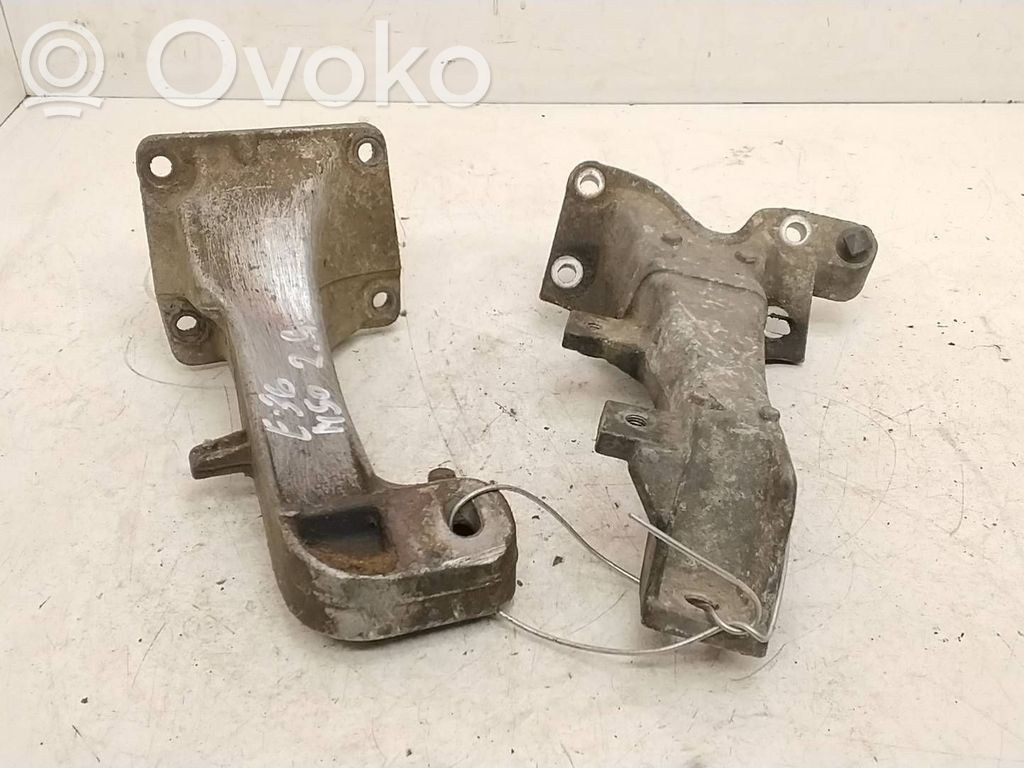 BMW 3 E36 Engine mounting bracket 