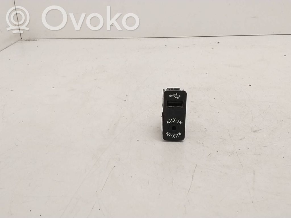 BMW 3 F30 F35 F31 Gniazdo / Złącze AUX 