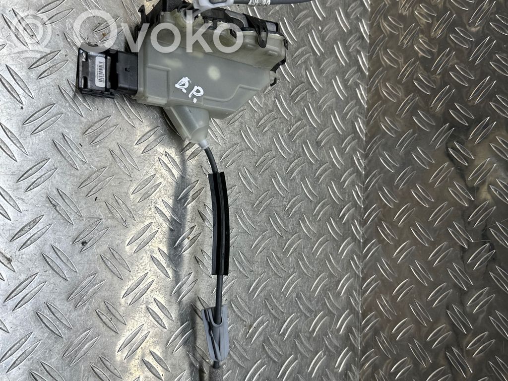 Peugeot 208 II Front door lock 
