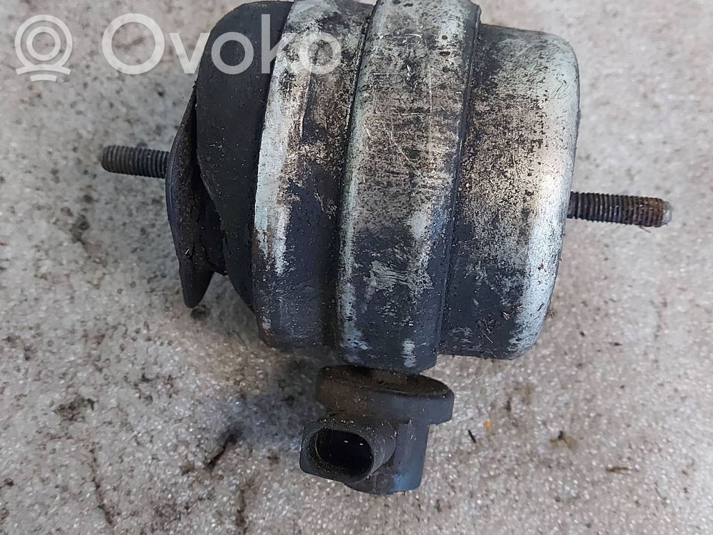 Audi A4 S4 B5 8D Wspornik / Mocowanie silnika 