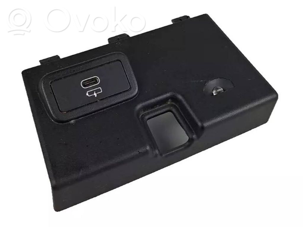 BMW i4 USB socket connector 
