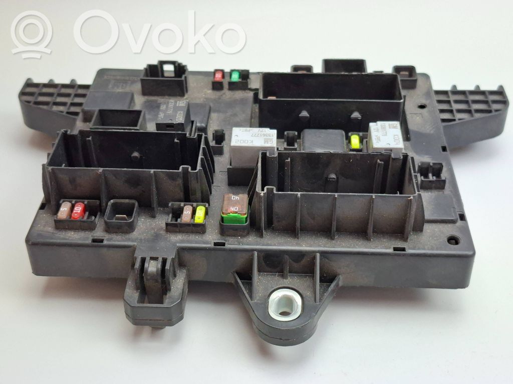 Opel Zafira B Ramka / Moduł bezpieczników 