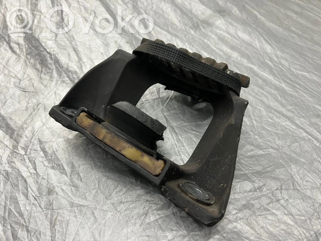 Engine mount bracket   31686885,920883018