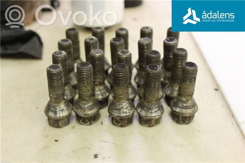 Volvo XC70 Tuercas/tornillos 