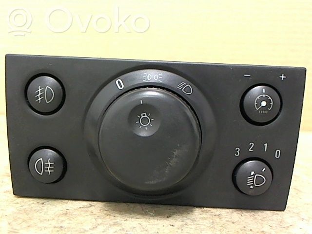 Light switch   6240315,13178318,9185881