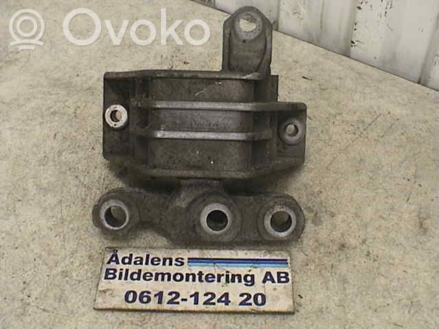 Engine mounting bracket
