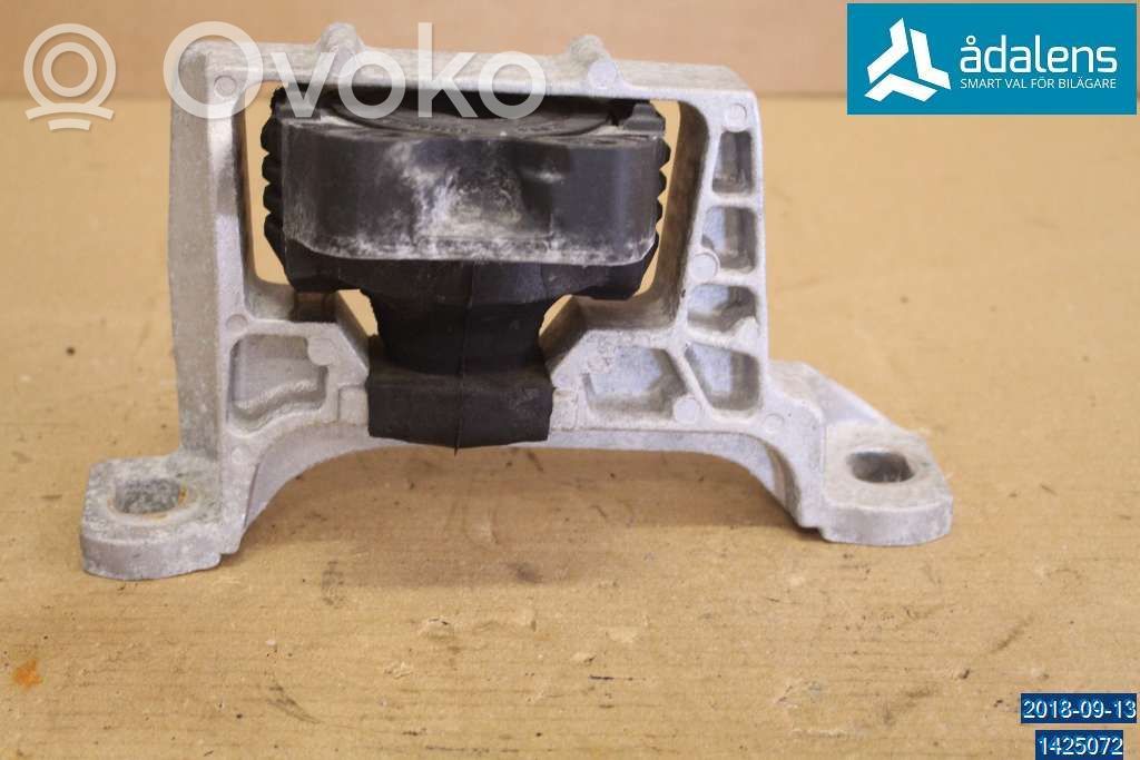 Volvo V40 Engine mount bracket 