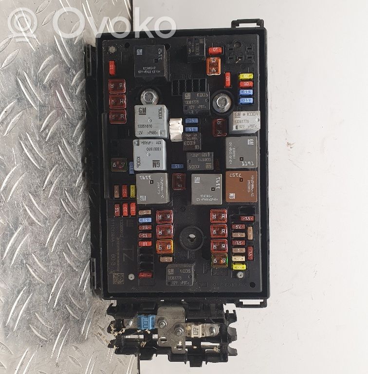 Opel Astra J Fuse module 