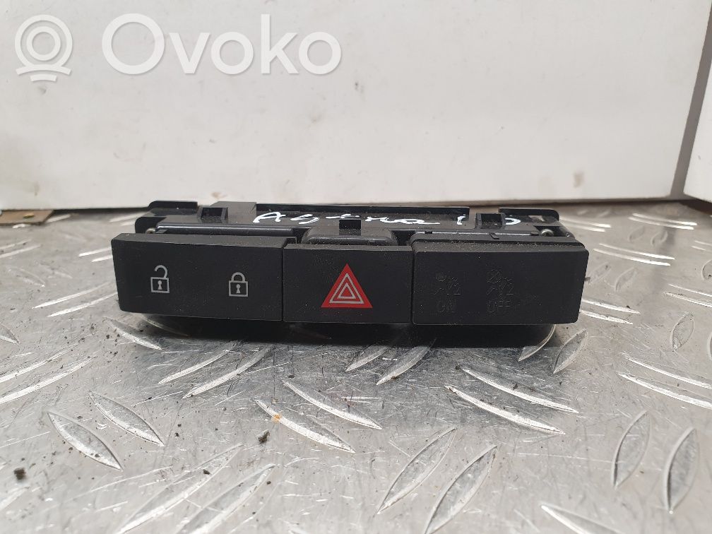 Opel Astra J Hätävilkkujen kytkin 