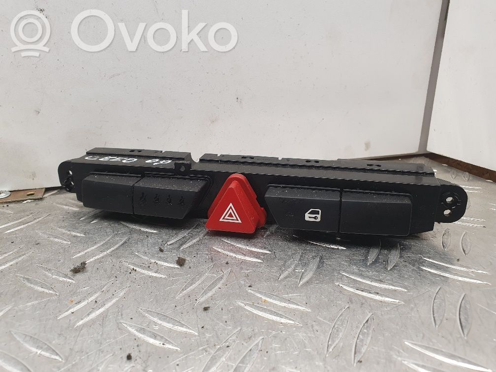 KIA Ceed Hätävilkkujen kytkin 