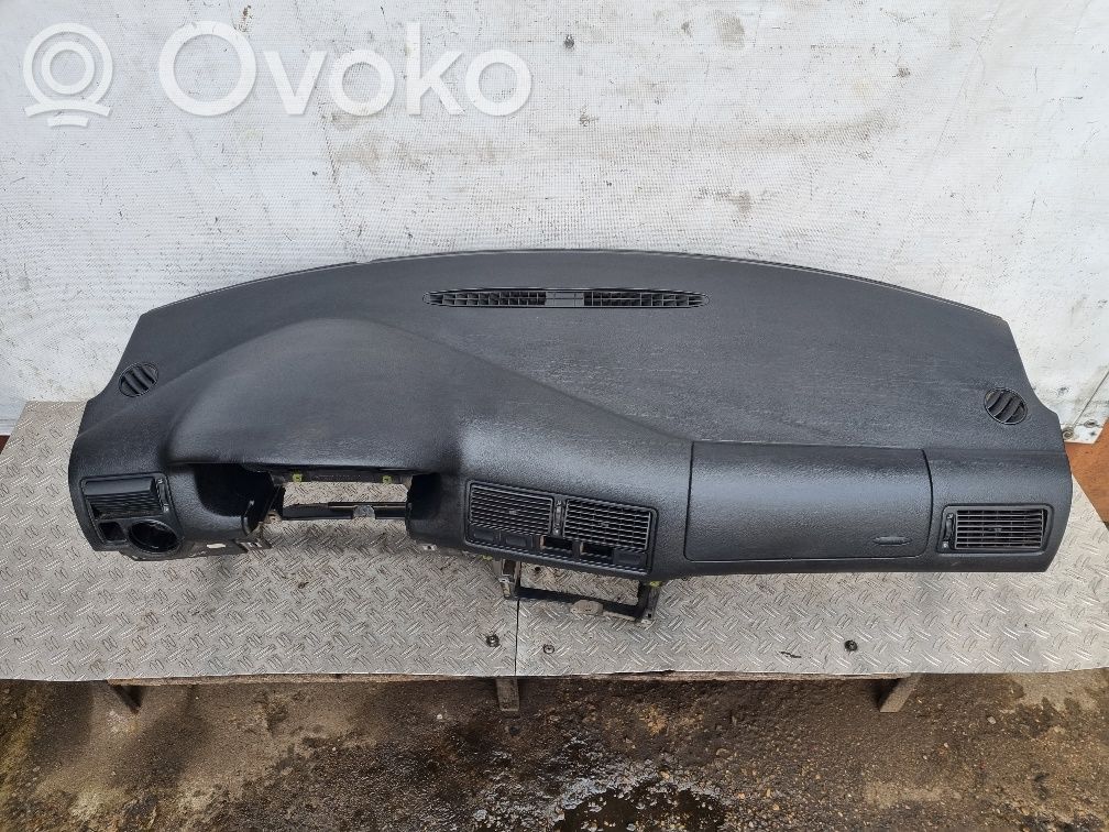 Volkswagen Golf IV Panelė 
