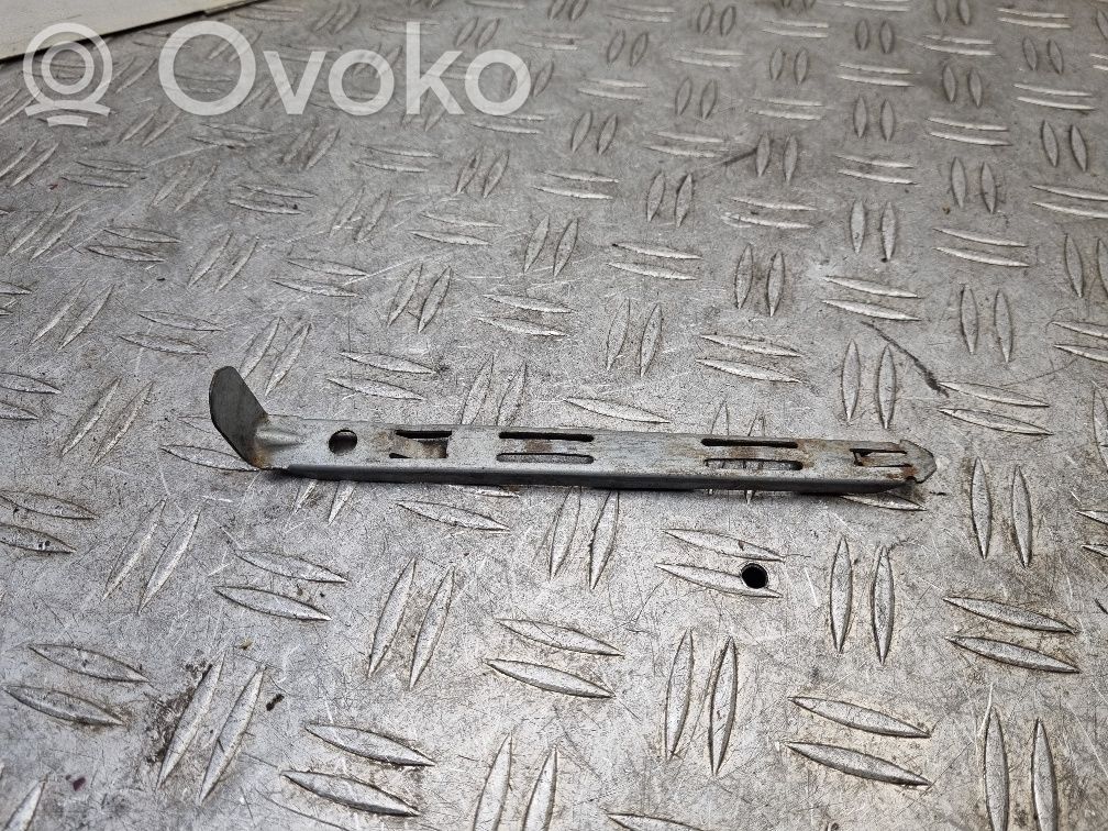 Volvo XC90 Headlight/headlamp mounting bracket 
