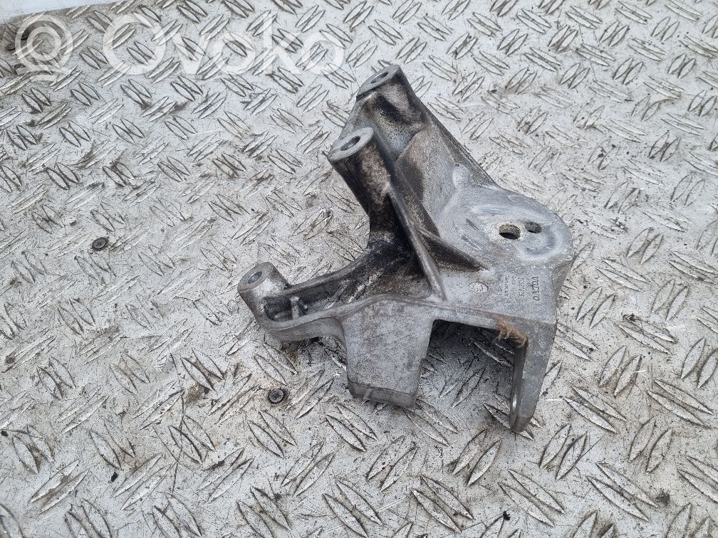 Volvo V40 Engine mounting bracket 