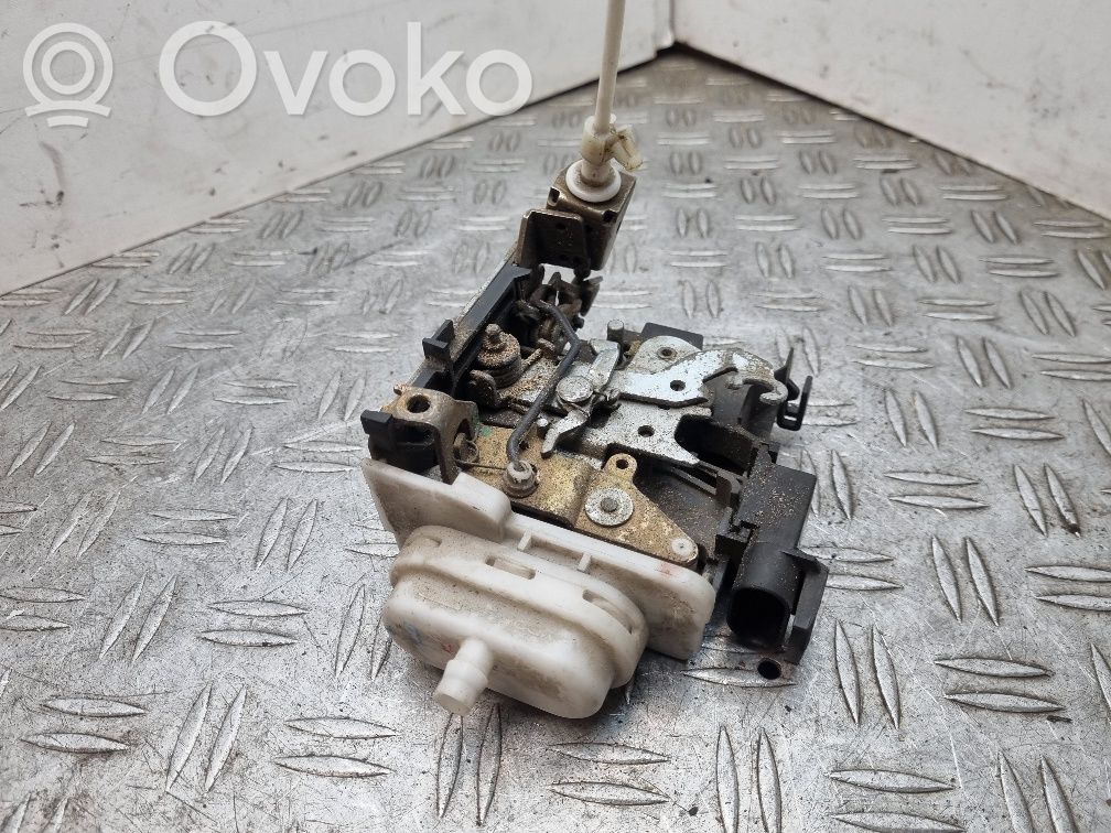 Audi A8 S8 D2 4D Priekšpusē slēdzene 