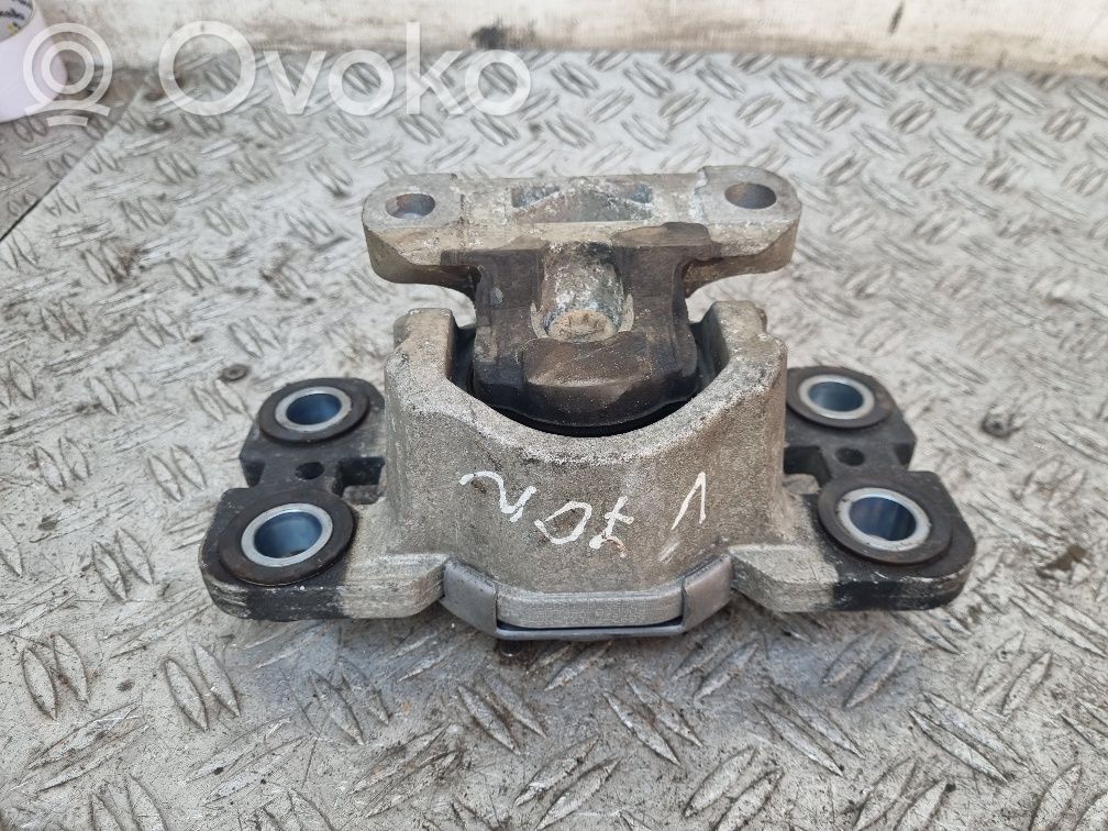 Volvo V70 Engine mount bracket 