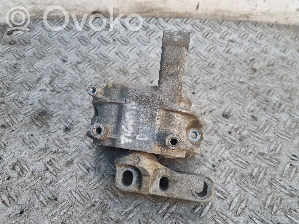 Volkswagen Tiguan Engine mount bracket 