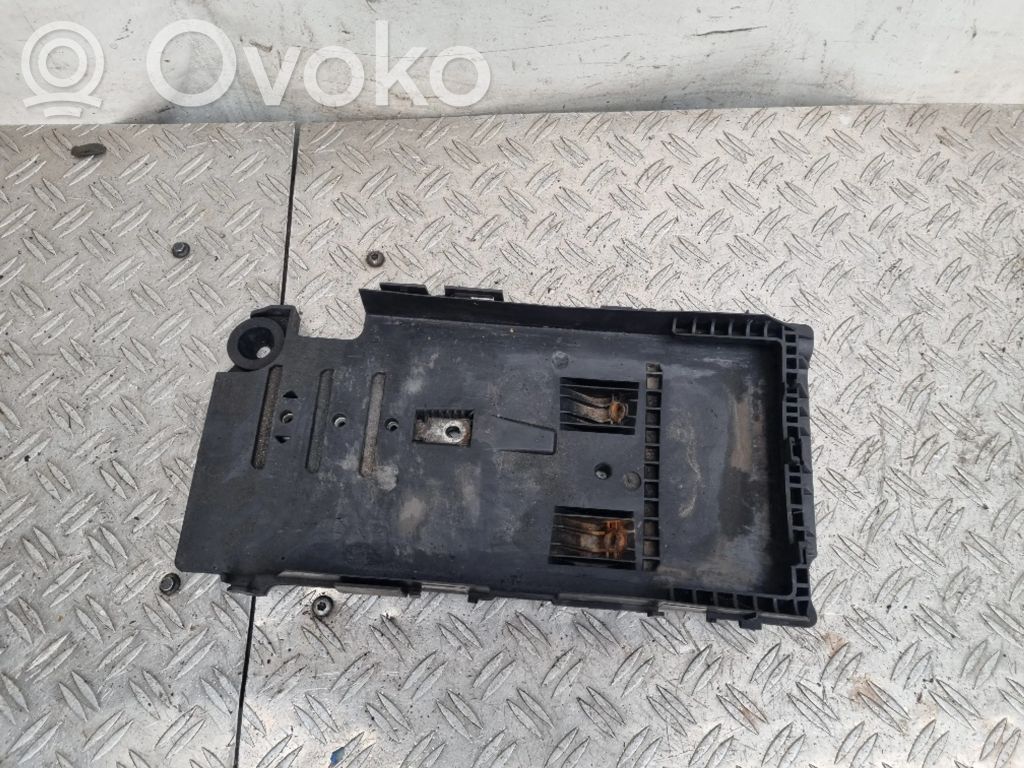 Ford Mondeo MK IV Akumuliatoriaus tvirtinimo padas 