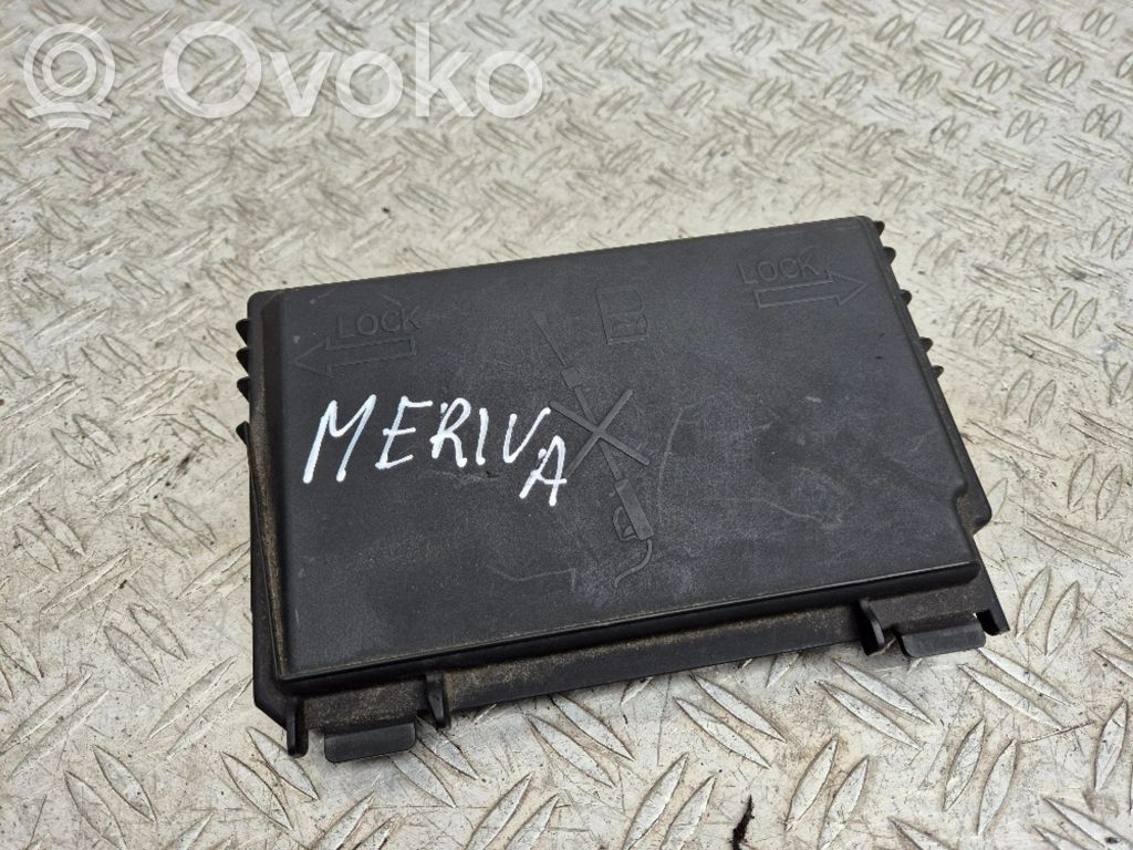 Opel Meriva B Fuse box cover 