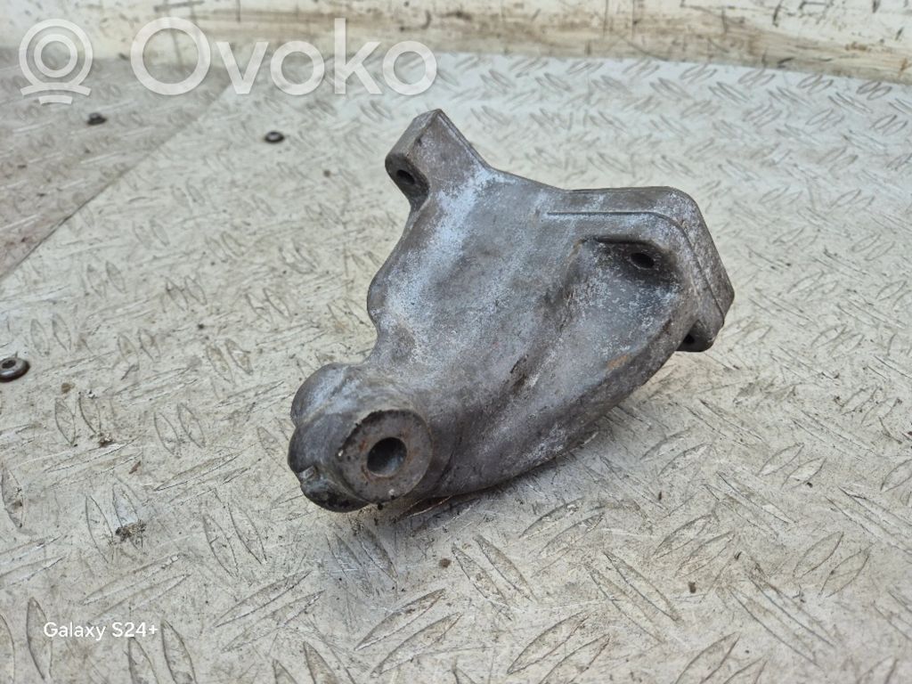 Mercedes-Benz CLS C219 Engine mounting bracket 