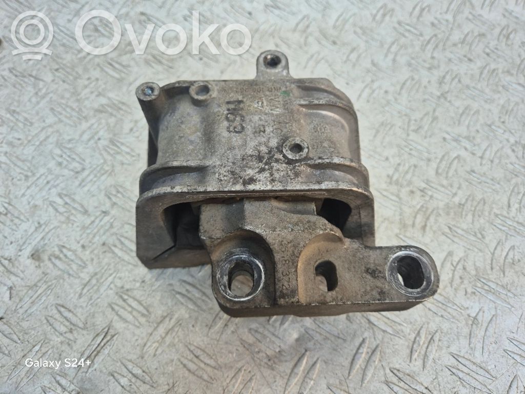 Volkswagen PASSAT B6 Engine mount bracket 