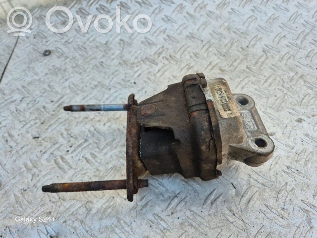 Chrysler 300 - 300C Engine mount bracket 