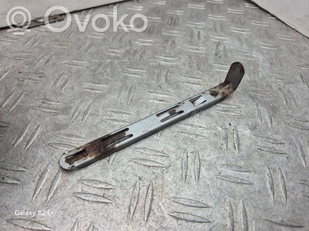 Volvo XC90 Headlight/headlamp mounting bracket 