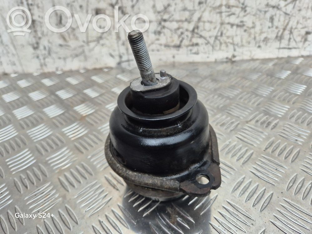 Volkswagen Touareg I Engine mount bracket 