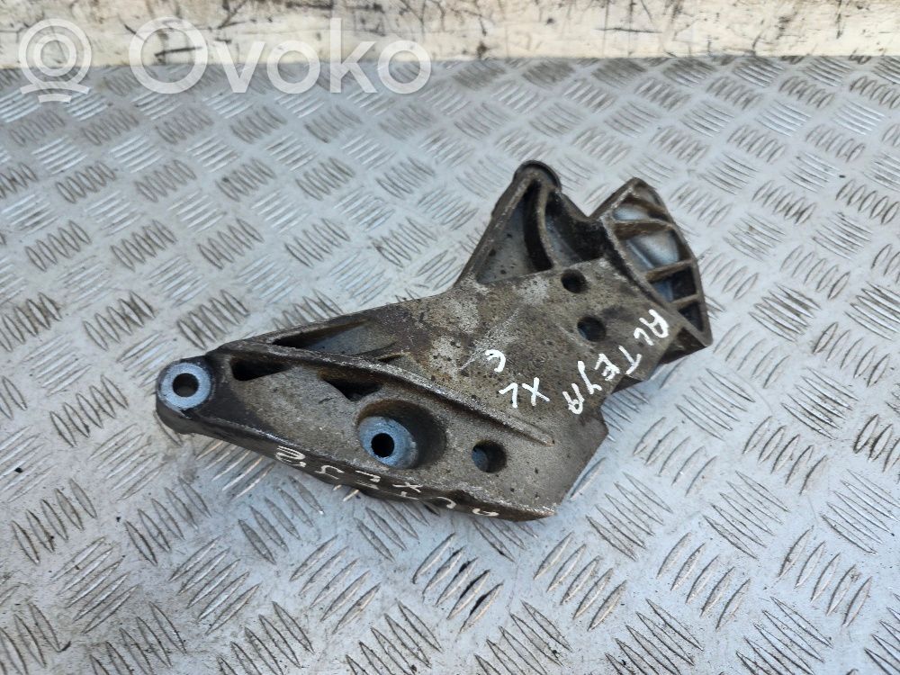 Seat Altea XL Engine mounting bracket 
