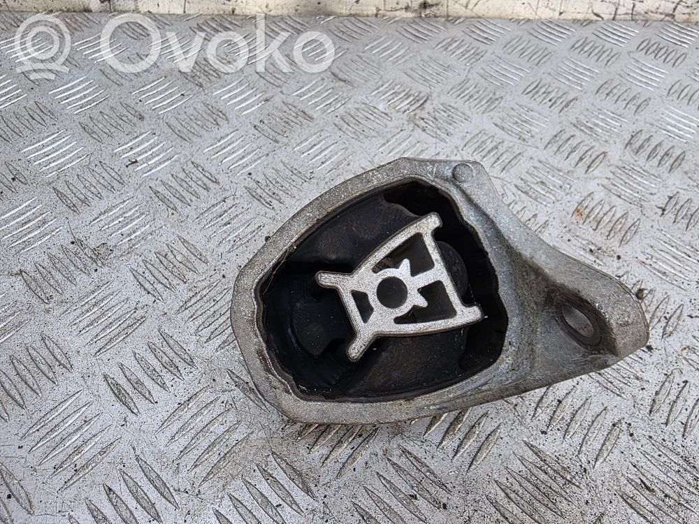 Volvo XC90 Engine mount bracket 