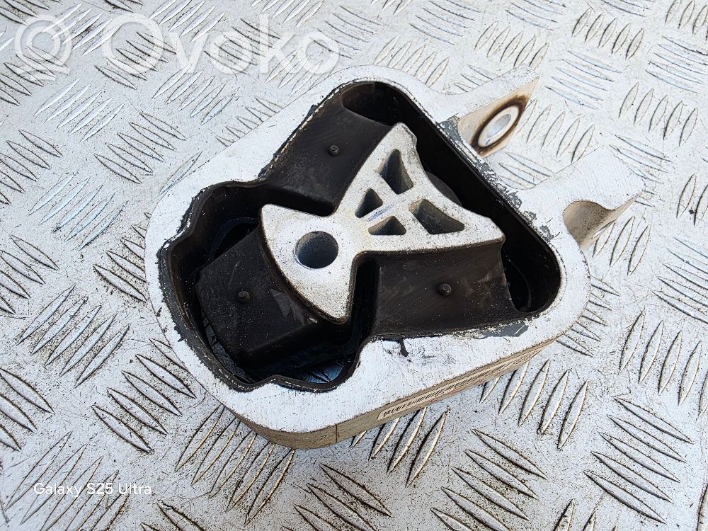 Ford Fusion II Engine mount bracket 