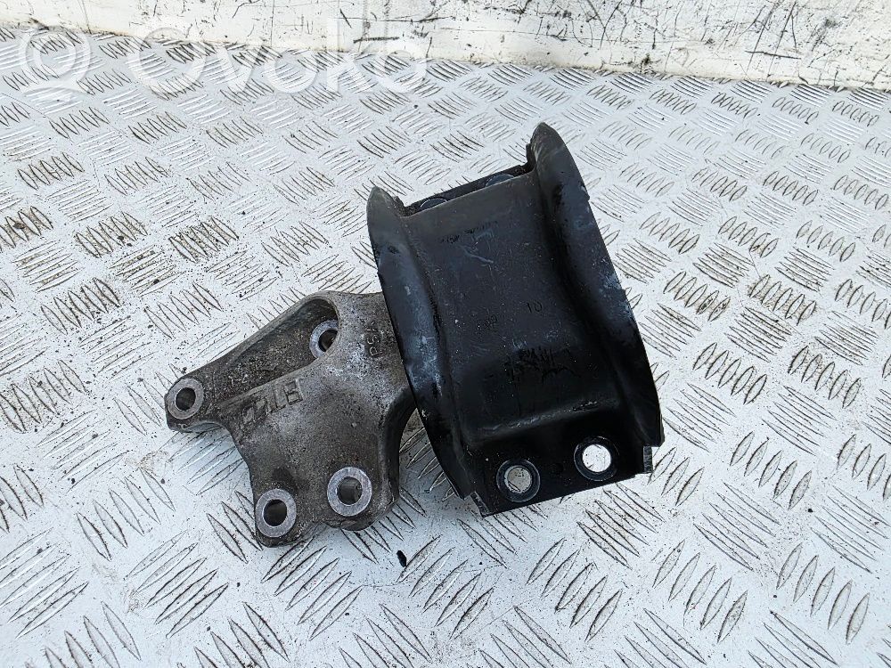 Peugeot 3008 I Engine mount bracket 