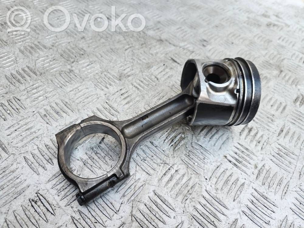Nissan Navara D23 Piston with connecting rod 