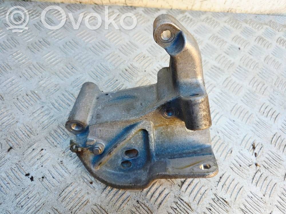 Volvo V40 Engine mounting bracket 