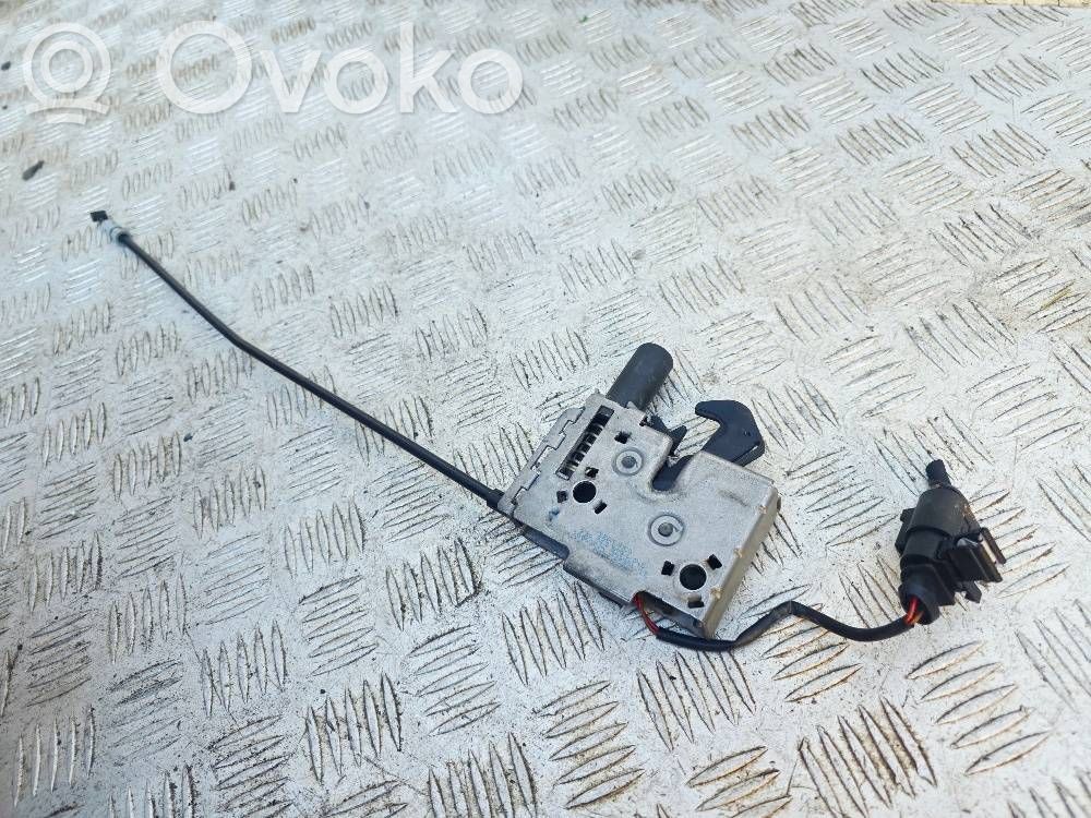 Spyna variklio dangčio   82A823509A,82A823528