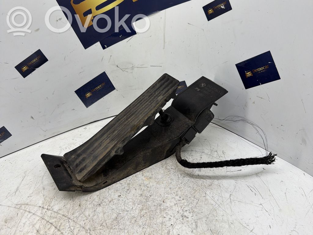 Akseleratora pedālis   6772645,25916010,111007