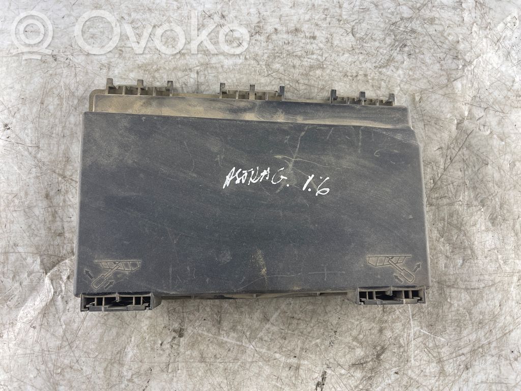 Opel Astra H Tapa de caja de fusibles 