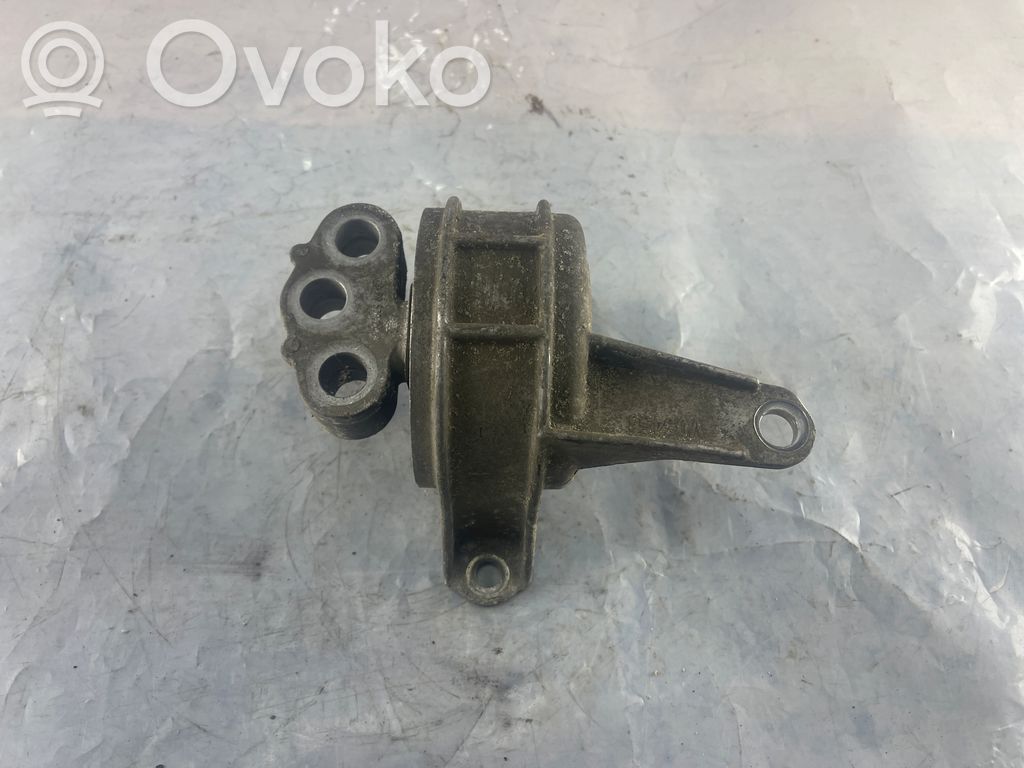 Engine mount bracket   V05453