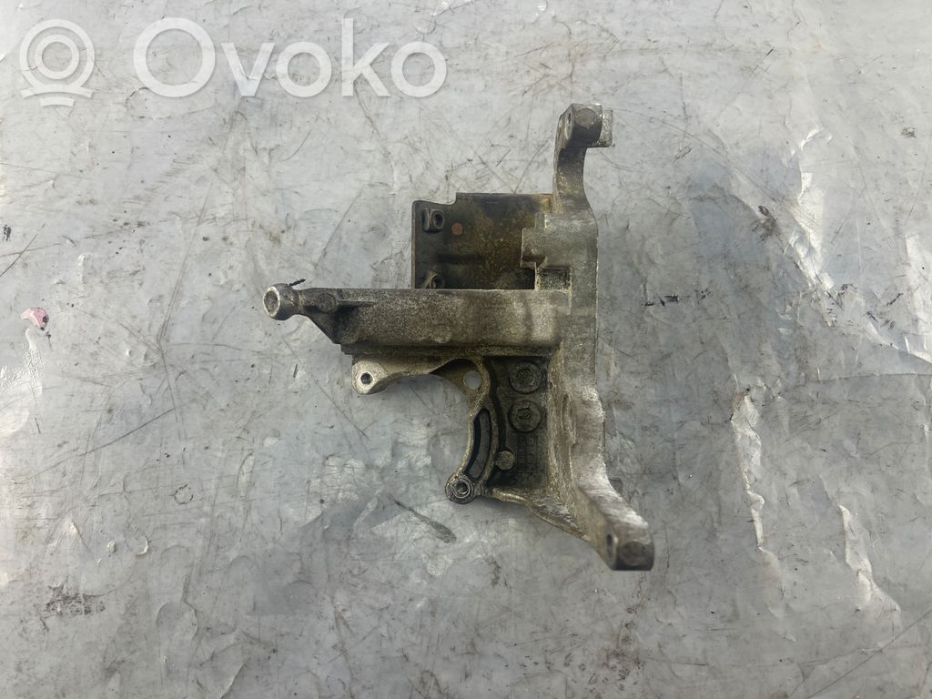Ford Focus Engine mounting bracket 