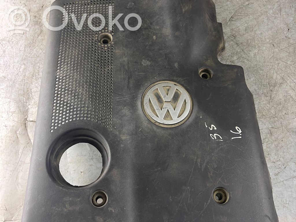 Volkswagen PASSAT B5 Osłona górna silnika 