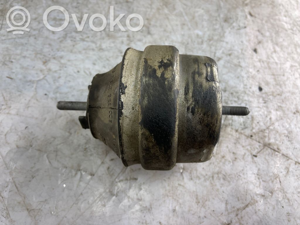 Volkswagen PASSAT B5 Engine mount bracket 