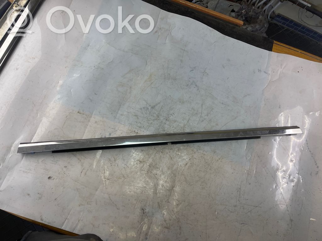 Jeep Grand Cherokee (WK) Rear door glass trim molding 