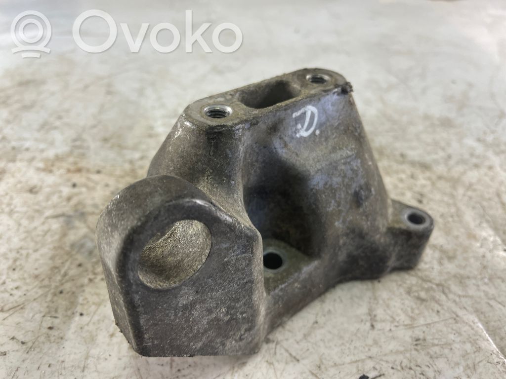 Chrysler 300 - 300C Engine mounting bracket 