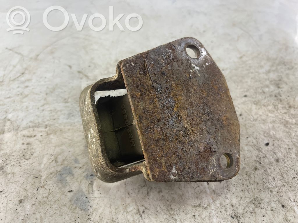 Mitsubishi Pajero Sport I Engine mount bracket 