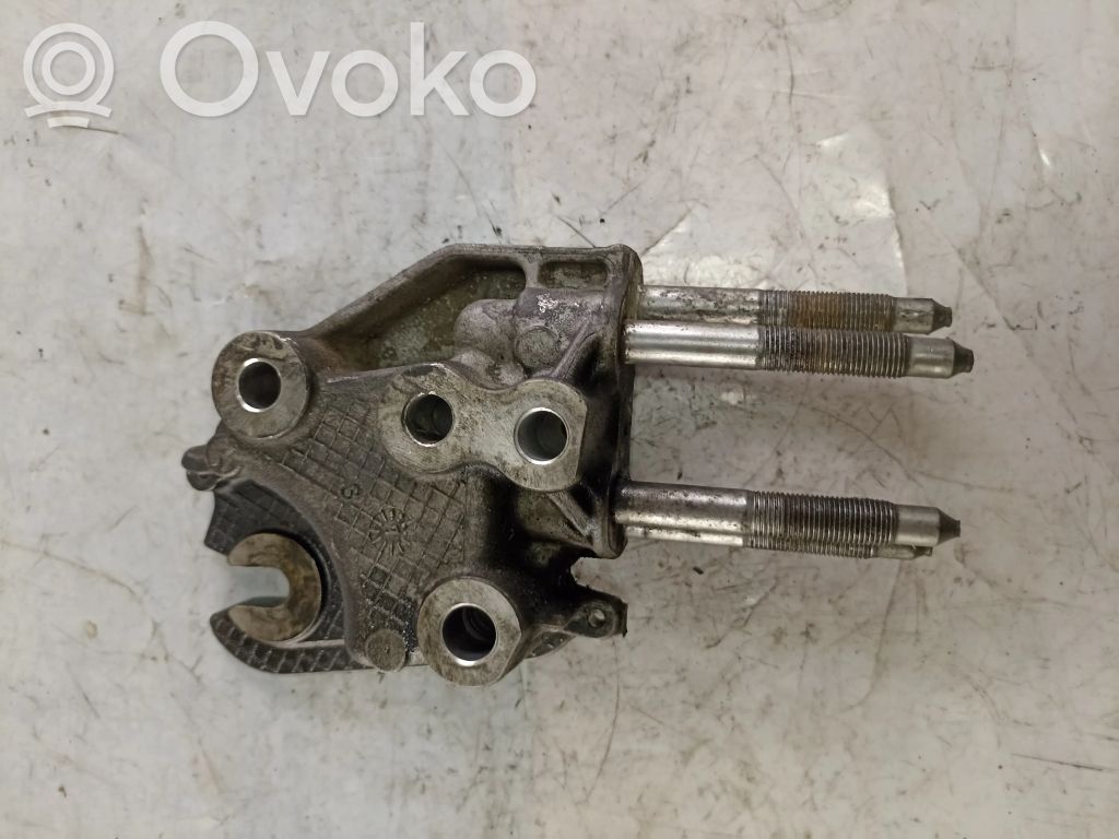 Peugeot 4007 Engine mounting bracket 