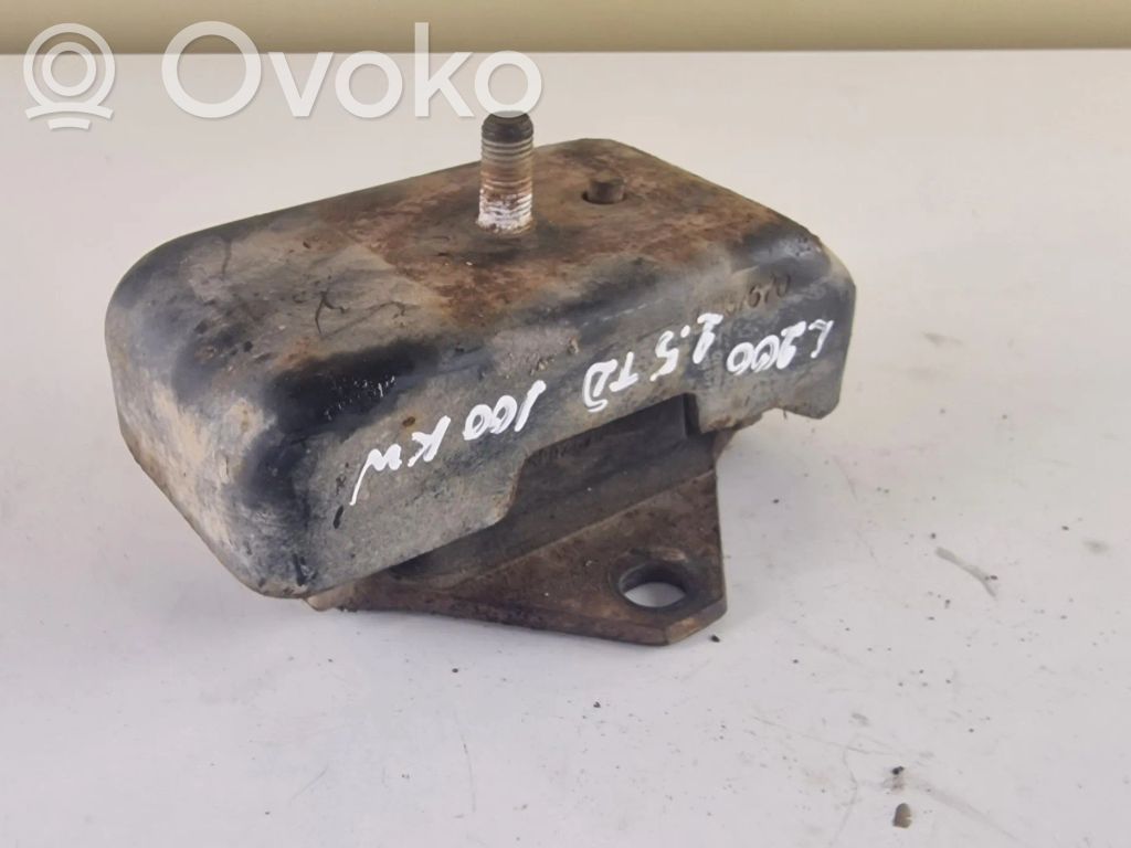 Engine mount bracket   MR992670