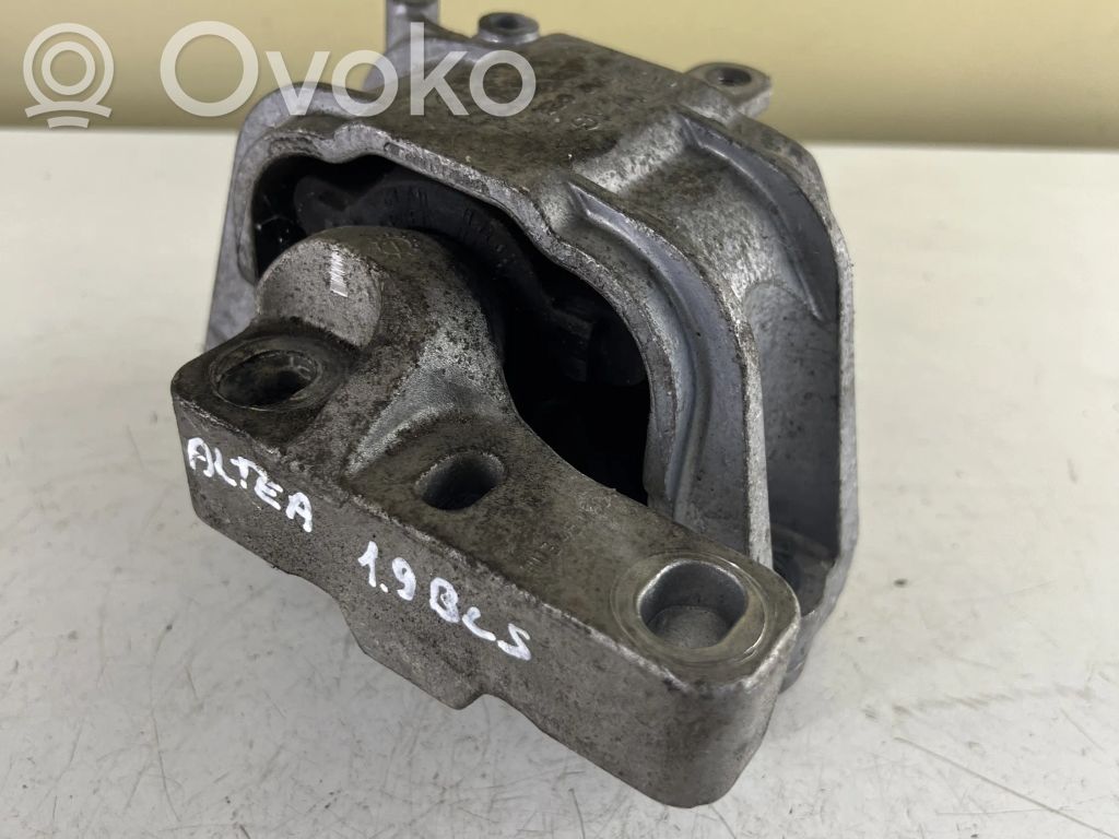 Seat Altea XL Engine mount bracket 
