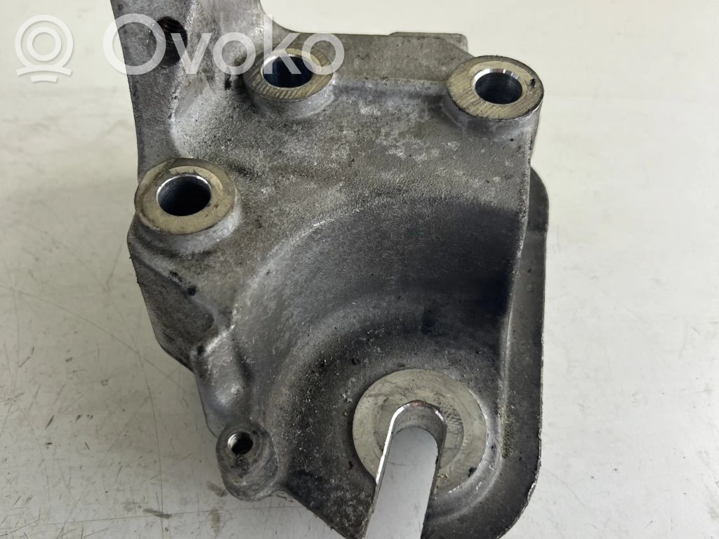 Citroen C5 Engine mounting bracket 