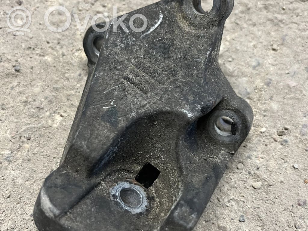 Volvo S60 Engine mounting bracket 