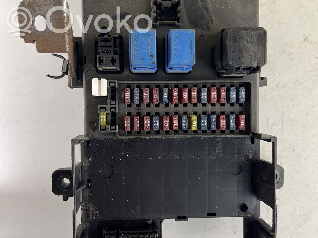 Nissan Terrano Ramka / Moduł bezpieczników 