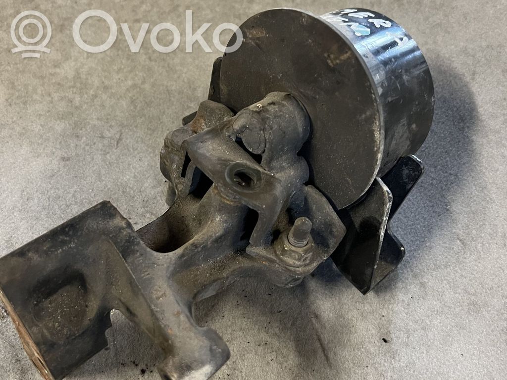 Engine mount bracket